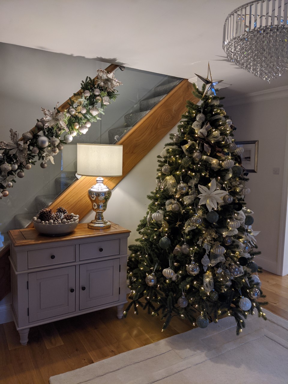 How to decorate your staircase for Christmas